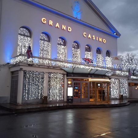 Au Charme Du Lac Espace Bien Etre Et Piscine Chauffe Proche Parc Et Restaurant Du Casino Forges-les-Eaux Exteriér fotografie